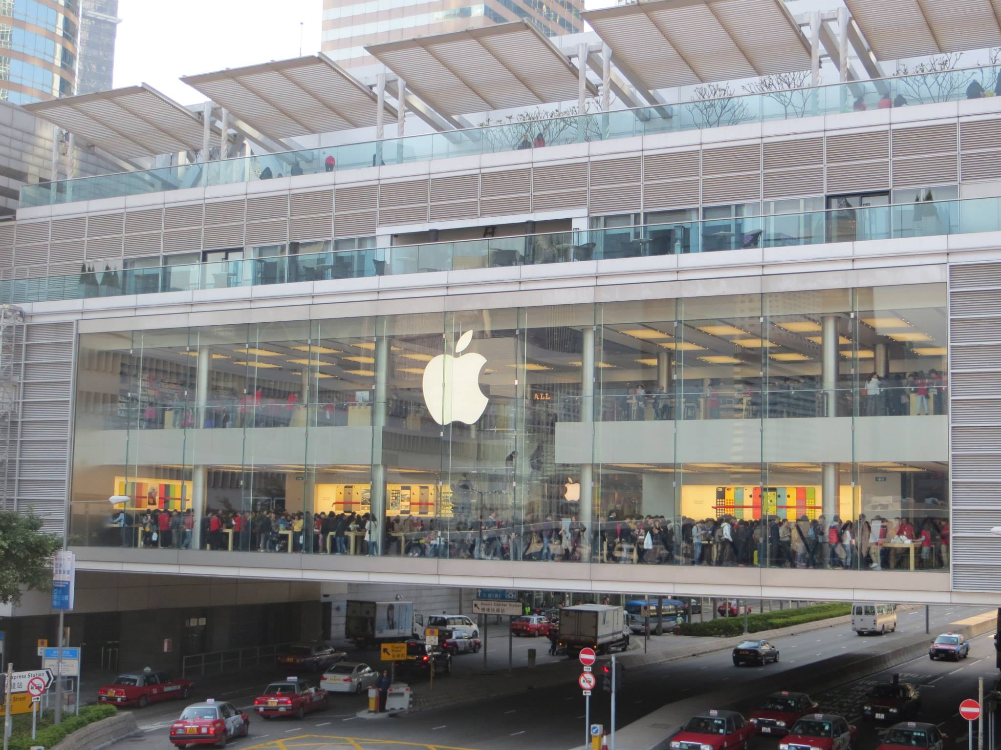 Very crowded applestore